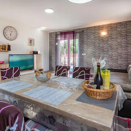 Vakantiehuis Roza, A Beautiful With Pool Close To The Krmed